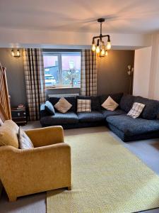uma sala de estar com um sofá e um tapete em Bakers Cottage em Cockermouth