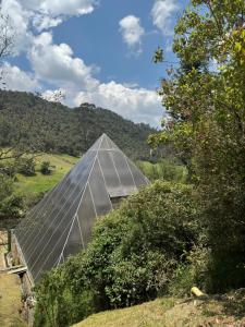 una pirámide de paneles solares en un campo en Termales Wellness Hotel, en Bogotá