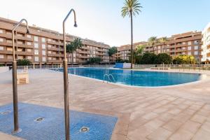een leeg zwembad voor een gebouw bij Apartamento familiar centrico in Denia