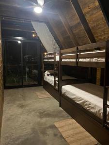 pokój z 3 łóżkami piętrowymi w budynku w obiekcie Los Helechos 5M w mieście Jarabacoa