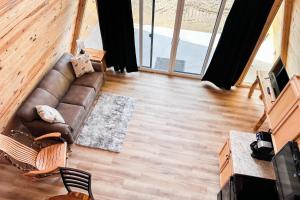 uma vista superior de uma sala de estar com um sofá em A is for A-Frame em Dandridge
