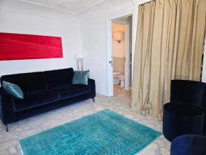 Maridea - La Caletta - Luxury Villa في بونسا: غرفة معيشة مع أريكة سوداء وكرسيين