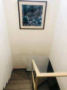 a stairway with a bench and a picture on the wall at CASA ENTERA CERCA DE PRINCIPALES VIAS EN TIJUANA in Tijuana