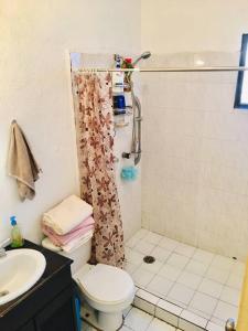 a bathroom with a shower and a toilet and a sink at CASA ENTERA CERCA DE PRINCIPALES VIAS EN TIJUANA in Tijuana