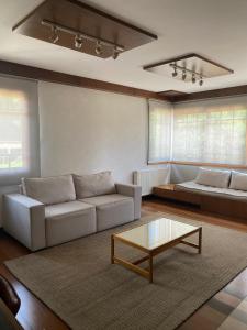 uma sala de estar com um sofá e uma mesa de centro em Apartamento em canela em Canela