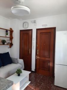 uma sala de estar com um sofá e uma porta em Aires de Grazalema em Prado del Rey