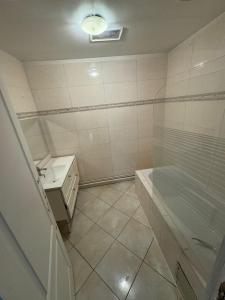 ein Bad mit einem Waschbecken und einer Dusche in der Unterkunft Maison familiale Lille in Lille