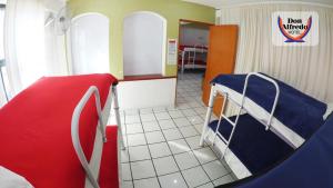 um dormitório com um beliche e um corredor em RIVERA habitacion#1A em Guanajuato