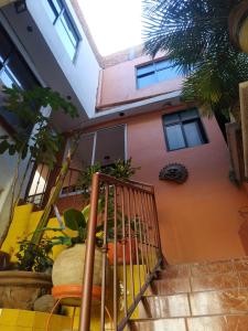uma casa com uma escada em frente a um edifício em RIVERA habitacion#1A em Guanajuato