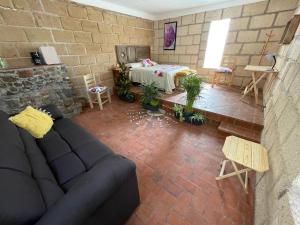 - un salon avec un canapé et une table dans l'établissement Boutique la Posada de Don Luis, à Bernal