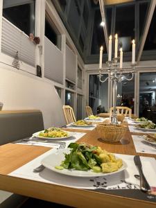 una mesa larga con platos de comida. en „gg“ games garni Hotel Säntis en Teufen