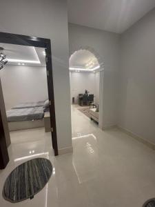 a room with a mirror and a bed and a table at شقق فندقيه فاخره بتصمم عصري ودخول ذاتي in Jeddah