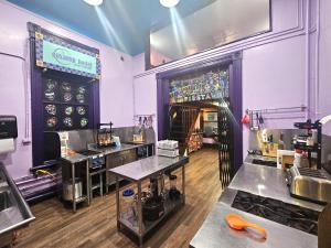 Kuchyň nebo kuchyňský kout v ubytování Gaslamp Hostel
