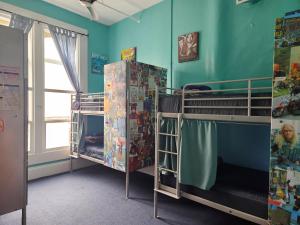Palanda nebo palandy na pokoji v ubytování Gaslamp Hostel