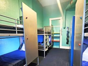 Palanda nebo palandy na pokoji v ubytování Gaslamp Hostel