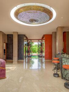 Villa Soraya/Noor Hotel & Spa في مراكش: لوبي كبير وثريا كبيرة في السقف
