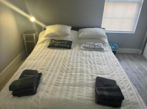 سرير أو أسرّة في غرفة في LooPin