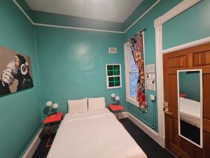 Postel nebo postele na pokoji v ubytování Gaslamp Hostel