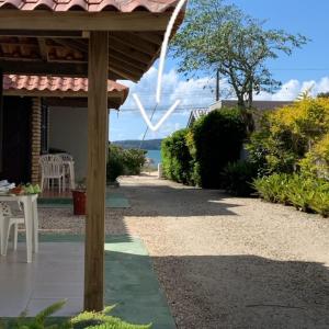 - une terrasse couverte offrant une vue sur l'océan dans l'établissement Pousada Canto das Trilhas, à Bombinhas