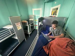 Postel nebo postele na pokoji v ubytování Gaslamp Hostel