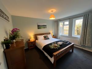 una camera con un grande letto e una finestra di 1BR Flat MK Centre - Free Parking - Private Garden - Long stays welcome - just ask a Milton Keynes