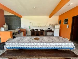 eine Küche mit einem großen Bett in einem Zimmer in der Unterkunft Pousada Geres Peruíbe in Peruíbe