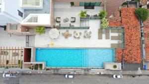 una vista aérea de una piscina junto a un edificio en Edf Duetto 2 QTS c/ar, en Maceió