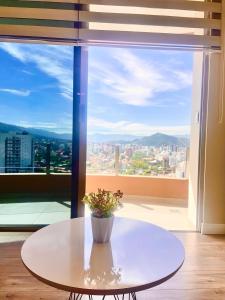 una mesa blanca frente a una gran ventana en Lujo & Vista soñada en Cocha, en Cochabamba