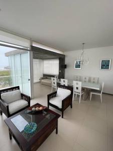 sala de estar con sofá y mesa en Casa de Playa en Cerro Azul, en Cerro Azul