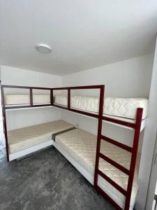 Krevet ili kreveti na kat u jedinici u objektu Casa de Playa en Cerro Azul