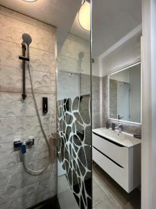 La salle de bains est pourvue d'une douche et d'un lavabo. dans l'établissement Residence PORT NATURE by 8-HOMES vue Port, au Cap d'Agde