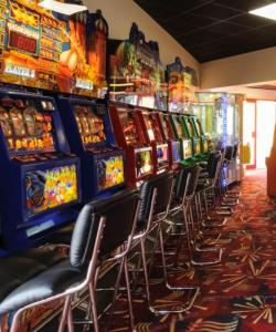 una fila di flipper in un casinò di Sam's Caravan Hire Coastfield Holiday Village Ingoldmells a Ingoldmells