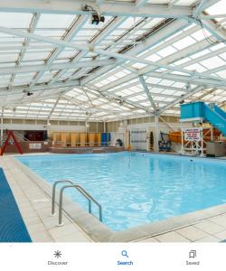 una grande piscina coperta con soffitto di Sam's Caravan Hire Coastfield Holiday Village Ingoldmells a Ingoldmells