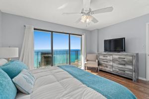 1 dormitorio con 1 cama, TV y ventana en Commodore 1308 Free Beach Chairs With Your Rental, en Panama City Beach