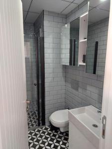 een witte badkamer met een toilet en een wastafel bij Comfort and Peace in a Luxury Residence! in Antalya