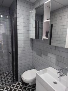 ein Badezimmer mit einem weißen WC und einem Waschbecken in der Unterkunft Comfort and Peace in a Luxury Residence! in Antalya