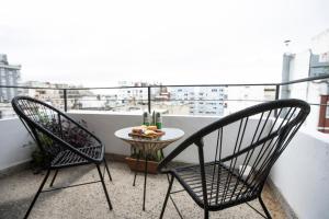 2 sillas y mesa en un balcón con vistas en Cozy Apartment in the heart of Recoleta en Buenos Aires