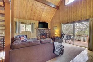 Χώρος καθιστικού στο Woodsy Lake Arrowhead Cabin with Fire Pit Table