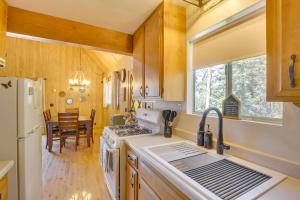 Η κουζίνα ή μικρή κουζίνα στο Woodsy Lake Arrowhead Cabin with Fire Pit Table