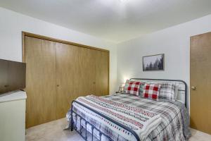 Ένα ή περισσότερα κρεβάτια σε δωμάτιο στο Woodsy Lake Arrowhead Cabin with Fire Pit Table
