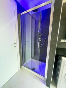y baño con ducha y puerta de cristal. en Dolce Apartments Albano, en Albano Laziale
