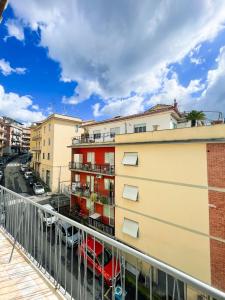- Balcón con vistas a una ciudad con edificios en Dolce Apartments Albano, en Albano Laziale