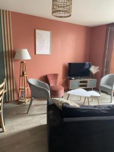 Coin salon dans l'établissement CHARMANT APPARTEMENT AVEC GRANDE CAPACITÉ D’ACCUEIL