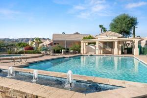 una piscina con fuentes de agua en Agave Cowboy en Phoenix