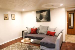 Ein Sitzbereich in der Unterkunft 1 Bed Apt - Amazing Location 1 Block to Carson St