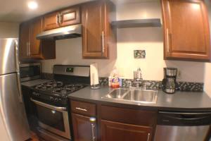 Küche/Küchenzeile in der Unterkunft 1 Bed Apt - Amazing Location 1 Block to Carson St