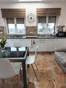 - une cuisine avec une table et des chaises dans la chambre dans l'établissement Bastia Home Appartamento, à Bastia Umbra