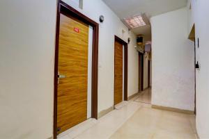 un pasillo con 2 puertas de madera en un edificio en OYO R-1 Galaxy Guest House en Ludhiana