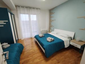 una camera da letto con un letto con due cuscini sopra di Bastia Home Appartamento a Bastia Umbra