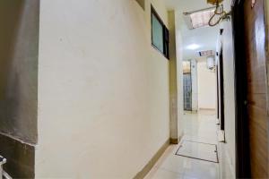pasillo con pared blanca y TV en OYO R-1 Galaxy Guest House en Ludhiana